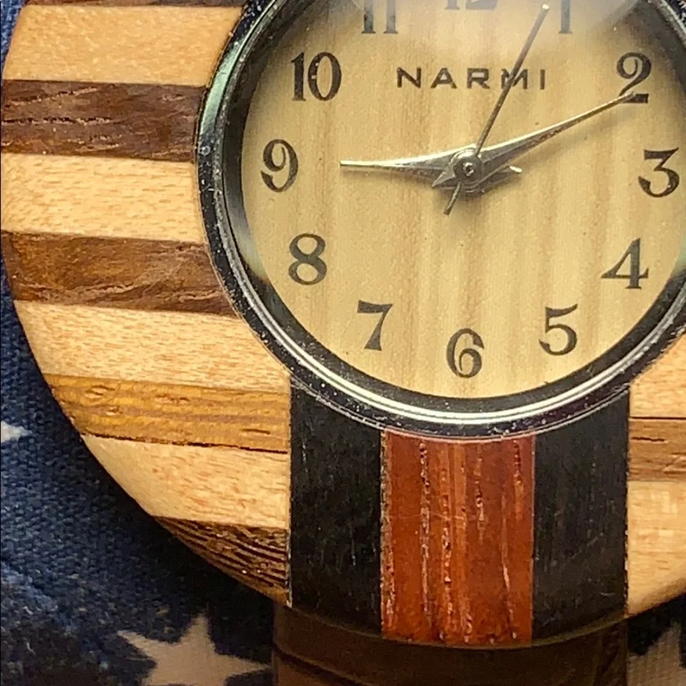 Narmi wood inlay bracelet watch crocodile patern